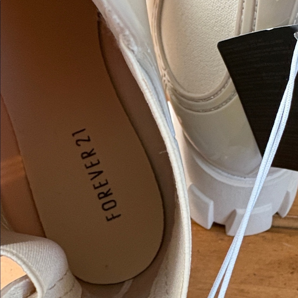 Forever 21 NWT Stylish Cream Chelsea Boots Size 9 - Picture 14 of 14